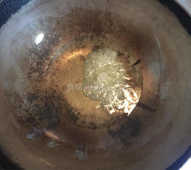 炒锅中倒入适量色拉油，油温4-5成热时放入适量白糖，快速搅动使白糖融化起泡。