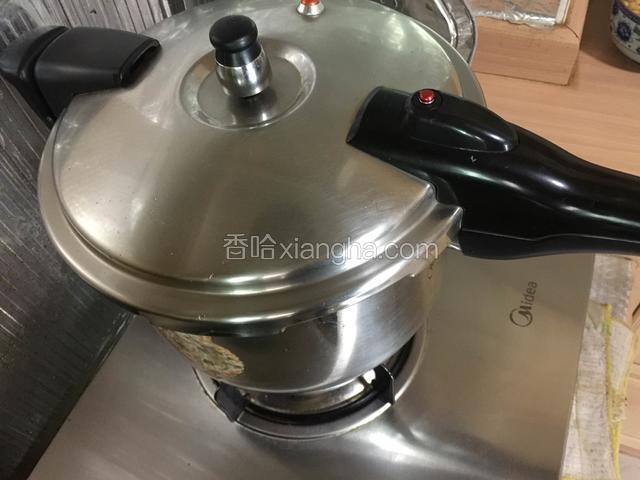 盖好锅盖，大火压20分钟后，关火焖10分钟左右。