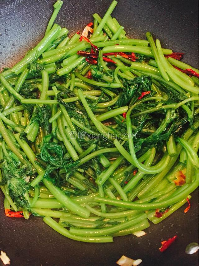 炒出香味后倒入茼蒿