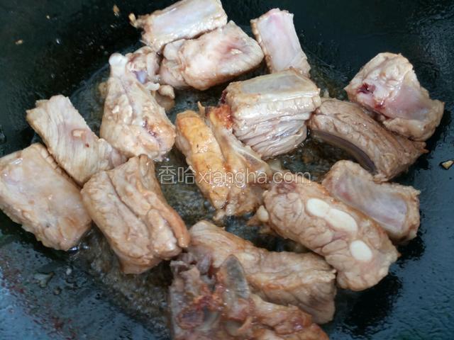 锅中烧油下入排骨煎炸