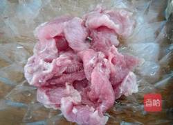 斗鸡菇丝瓜肉片汤的做法图解2