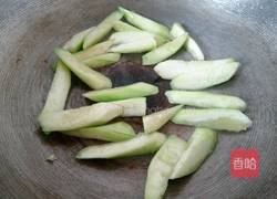 斗鸡菇丝瓜肉片汤的做法图解5