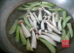 斗鸡菇丝瓜肉片汤的做法图解6