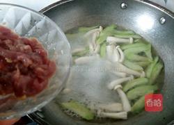 斗鸡菇丝瓜肉片汤的做法图解8
