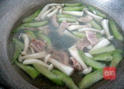 斗鸡菇丝瓜肉片汤的做法图解9