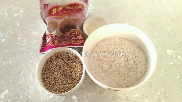 准备材料：高粱米提前泡一晚上