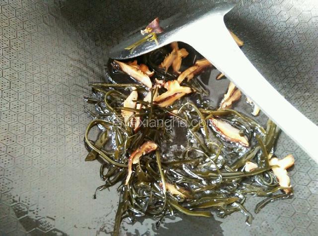 锅中放猪油，放香菇和海带翻炒一分钟