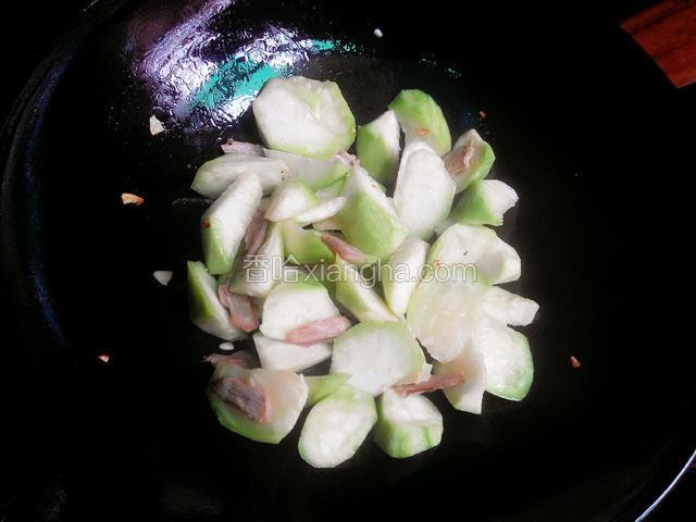 然后放入丝瓜
