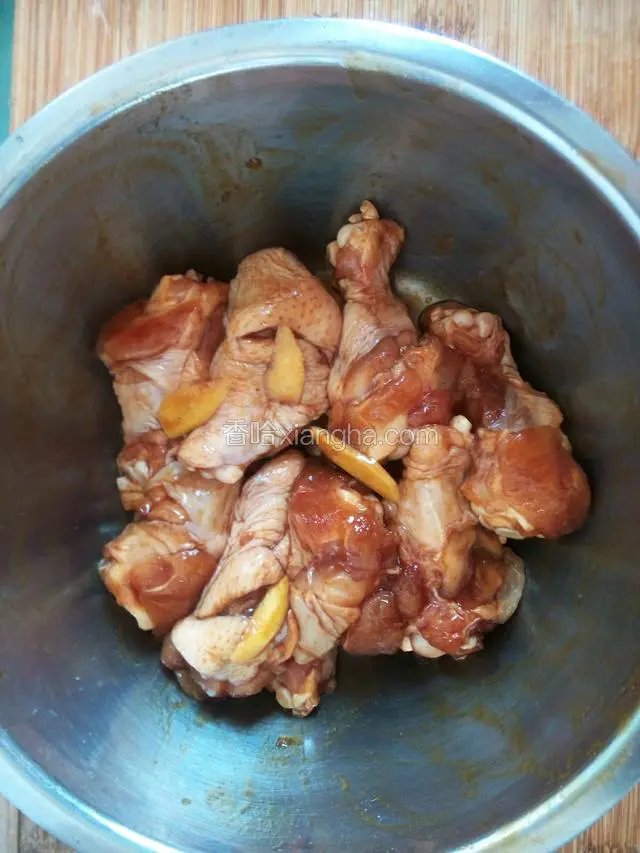 用蚝油、料酒、盐、糖、五香粉、味精和少许老抽，抓匀后，腌制入味