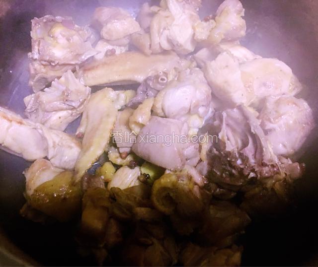 把鸡肉倒进汤锅里