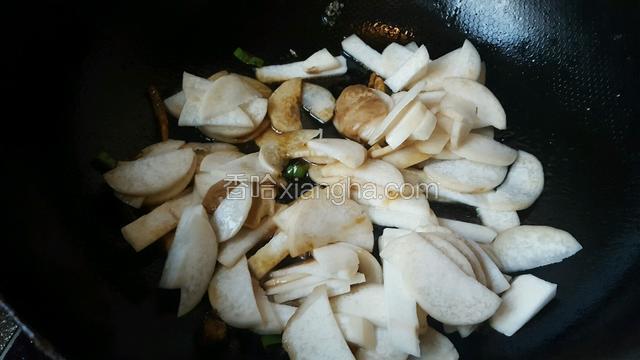 随后把杏鲍菇放进锅中翻炒一会！