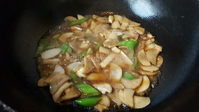 等到杏鲍菇变软后把辣椒放进去翻炒一会！