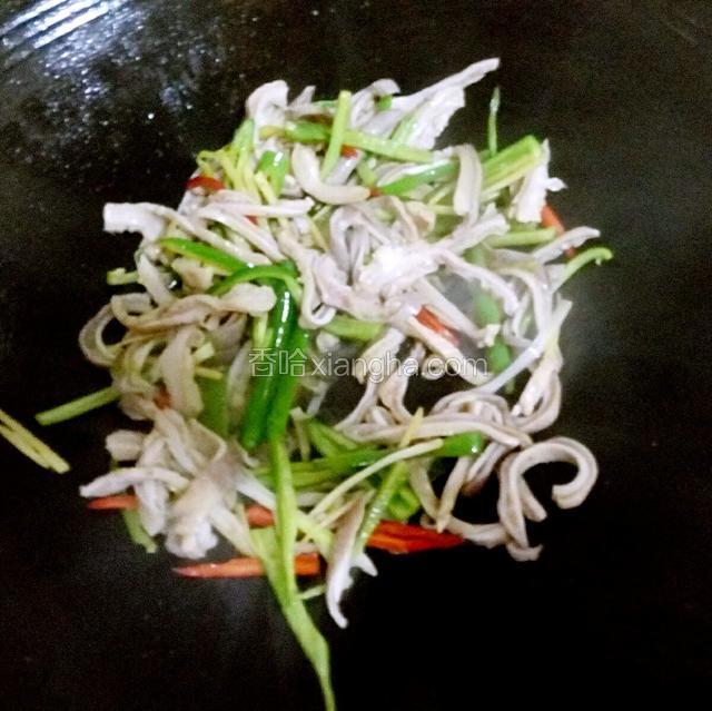 倒入猪肚丝混炒一会，加盐、生抽调味，飞点水焖一下，可出锅。