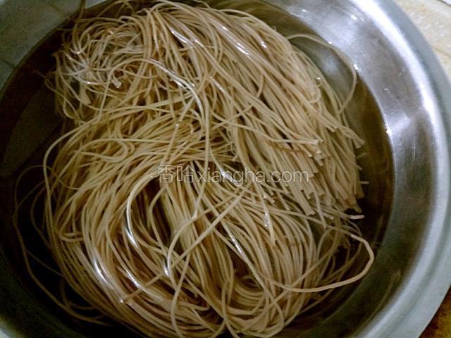 冷面清水中浸泡30分钟
