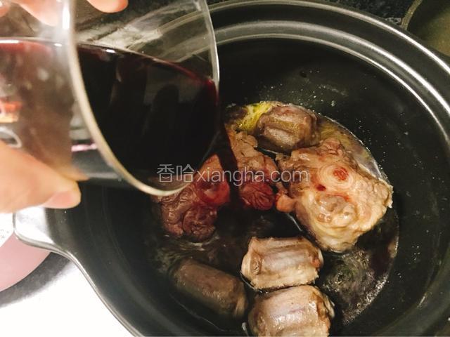 砂锅内倒入红酒。大火煮沸，转小火煮。
