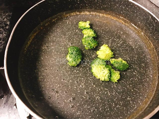 西兰花掰成小朵后在沸水里汆烫至熟，凉水浸泡一下，装饰在牛尾上。最后撒上普罗旺斯香草。
