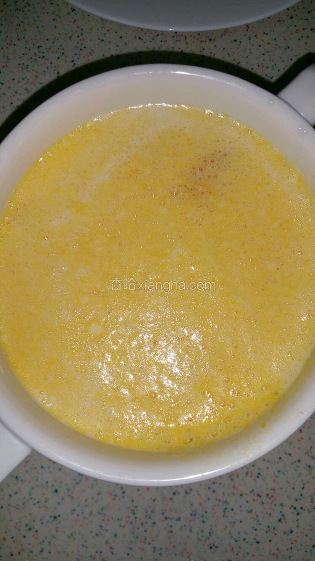 南瓜牛奶打成糊状倒入碗中