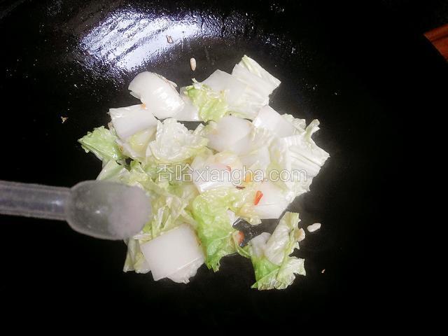 加入盐和糖和少量的水