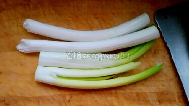 大葱洗净切碎