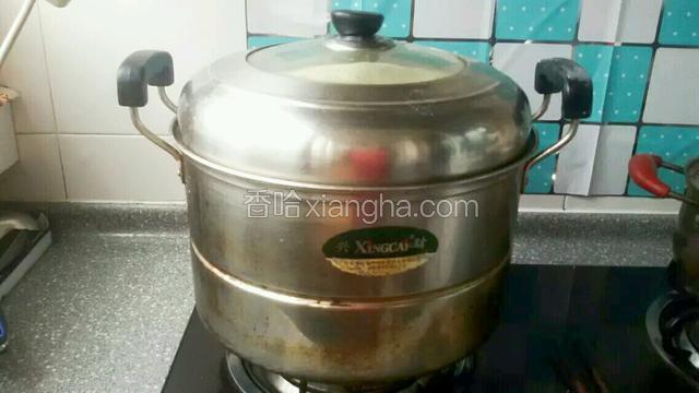 凉水放入蒸锅，分两屉码放，盖上盖小火至上气，改大火蒸30分钟即可熟透