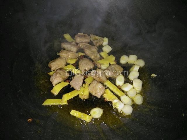 然后放肉和葱花炒至肉变色