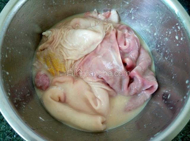 猪肚用盐、料酒、生粉和油抓一抓，除去滑腻的粘液和污物，反复抓洗2-3次。