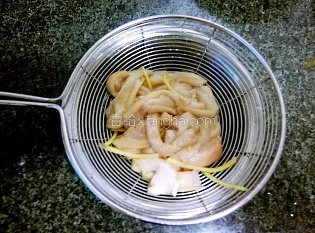 猪肚尖用盐、白糖、料酒、白胡椒粉、姜丝、生抽、生粉和油抓一抓，腌20分钟后，放滤筛滤干腌液。
