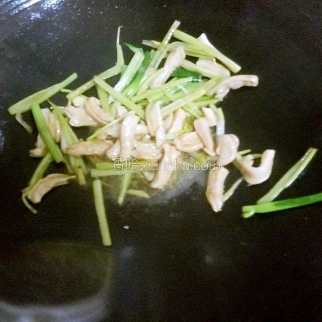 倒入猪肚丝大火爆炒1分钟，加生抽调色，可出锅。