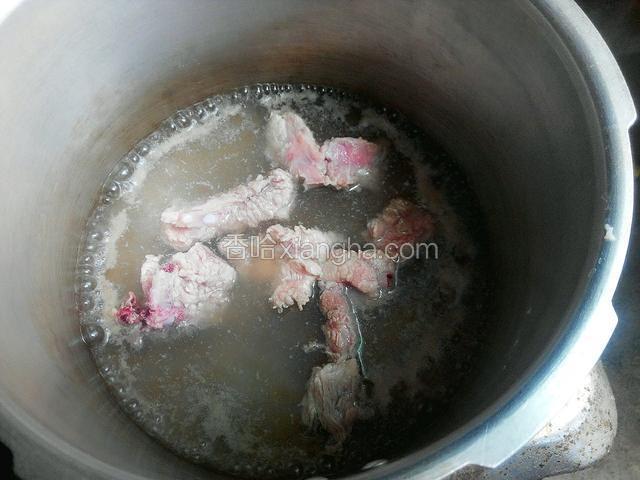 排骨切块放入高压锅煮至八分熟