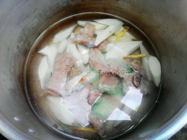 然后放入牛蒡和淮山块同时加入盐和适量的清水