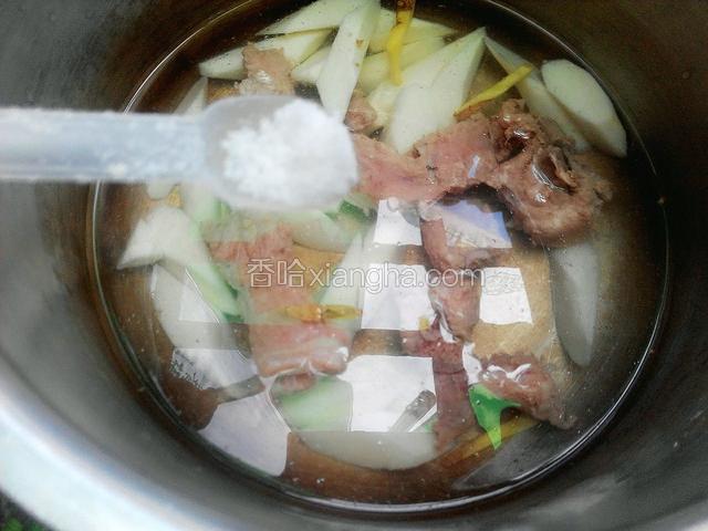 加入盐，放入高压锅煮至断生即可