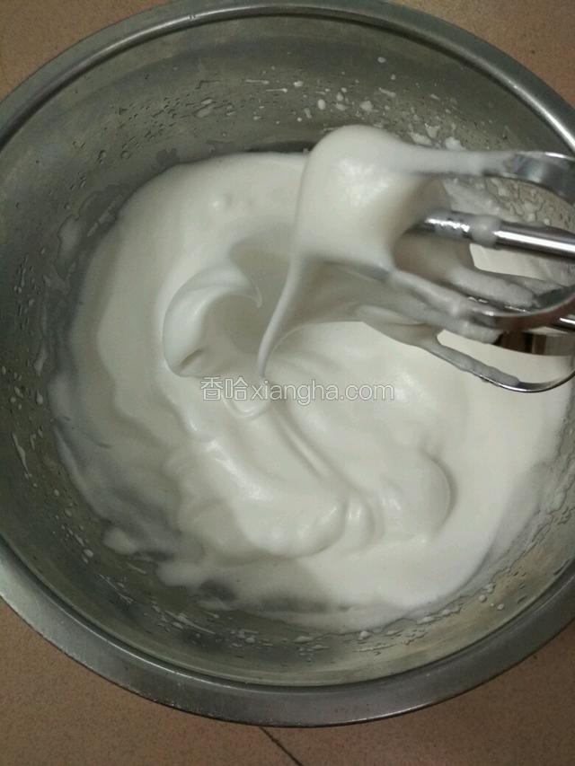 蛋清要打发至提起打蛋器带出小尖状，这样蛋白就打好了，千万别打过了。