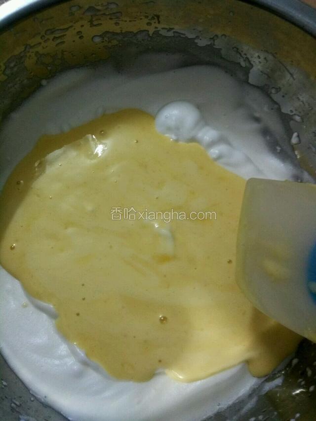 再把蛋黄糊倒入剩下的蛋白里，翻拌均匀，记住是翻拌不是划圈搅拌哦