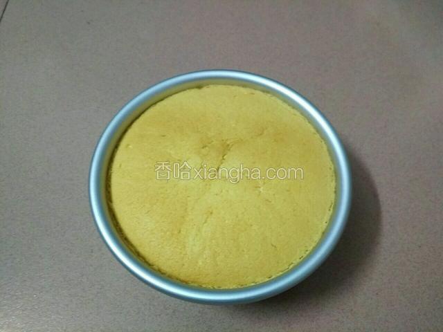 时间到拿出来，提起模具大概以20厘米高处自然垂直落下，震出热气。