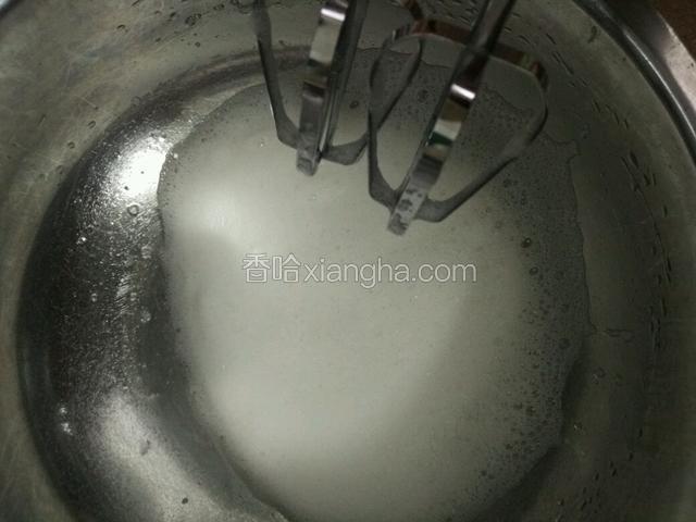 用电动打蛋器把蛋清打发至粗泡