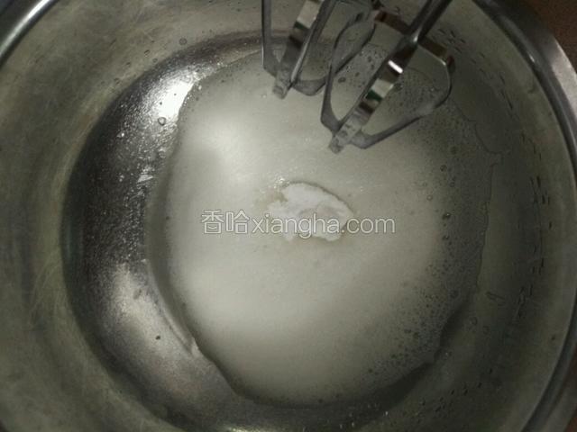 加入糖粉，糖粉分三次加入，每次都打发均匀再加入下一次