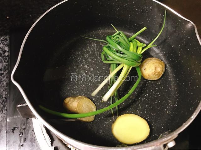 冷水上锅放入葱姜煮沸。