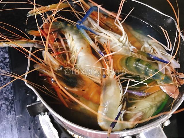 放入大头虾煮至变色。捞出晾凉备用。