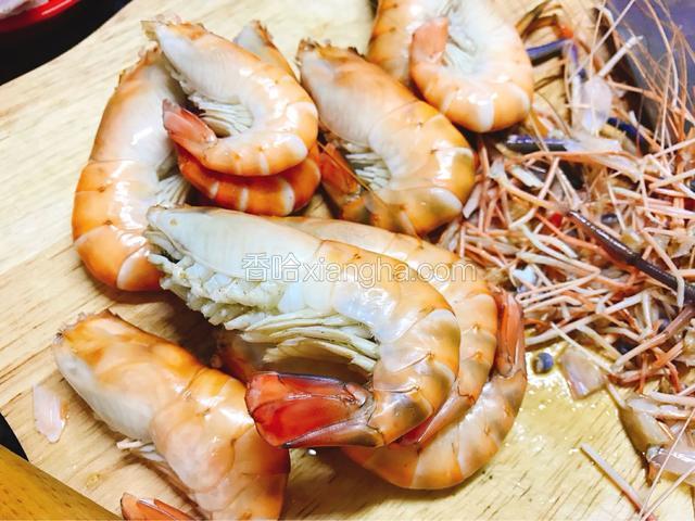 大头虾去须去脚。