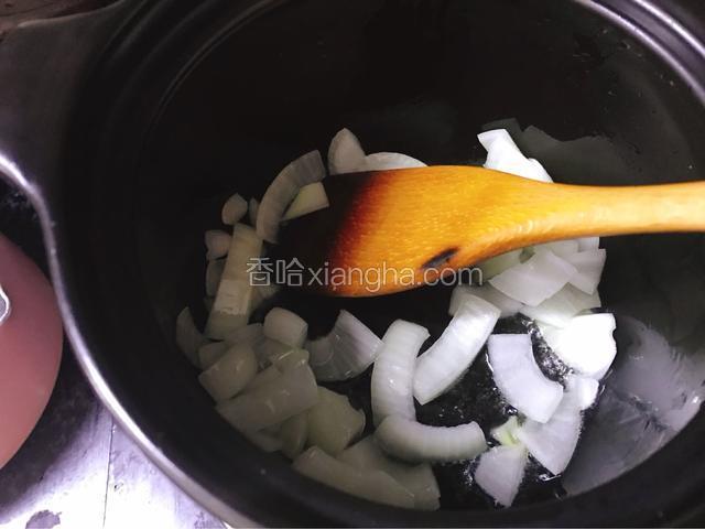 放入洋葱煸炒出香味。