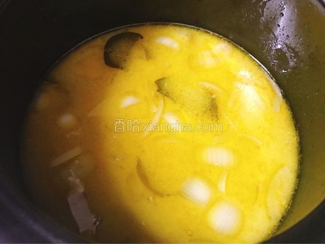 倒入汤罐头和草菇，再用适量清水和着罐头里的底料一起倒入锅内。大火煮沸，转小火继续煮至草菇入味。