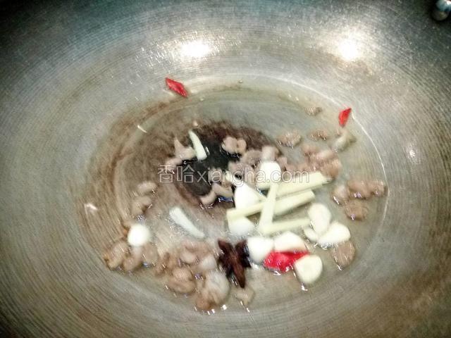 锅热，倒入肥肉煸炒出油，加姜蒜，朝天椒，八角