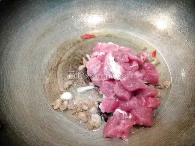 倒入瘦肉煸炒