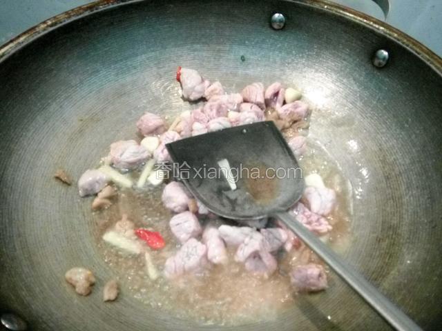 煸炒变色，加料酒