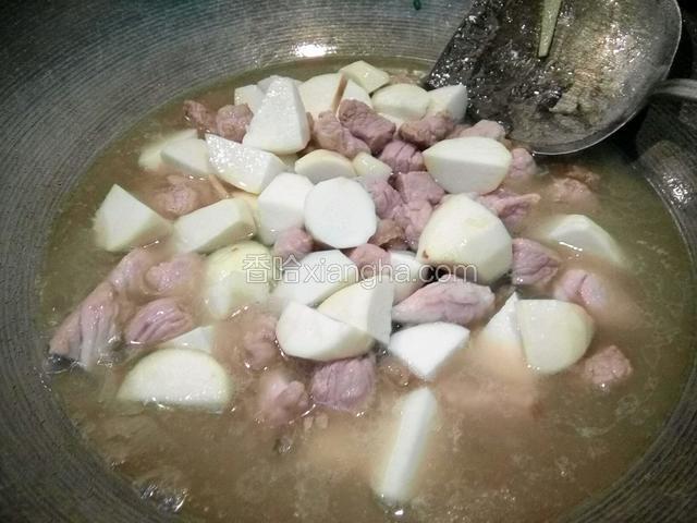 翻炒均匀加开水腌过芋头