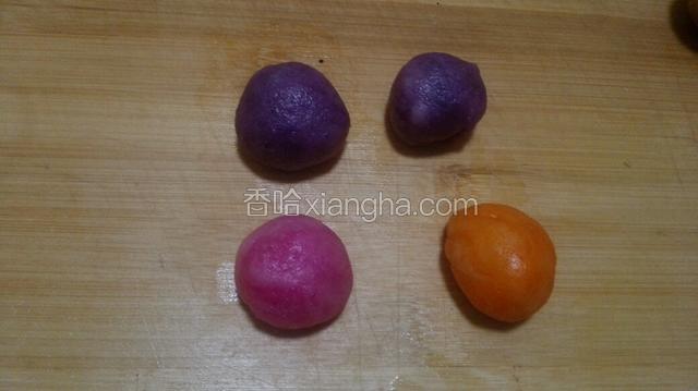 取其中两个小面团，加入自己喜欢的食用色素揉均，分成几个小团！