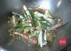 葱姜帝王蟹的做法图解5