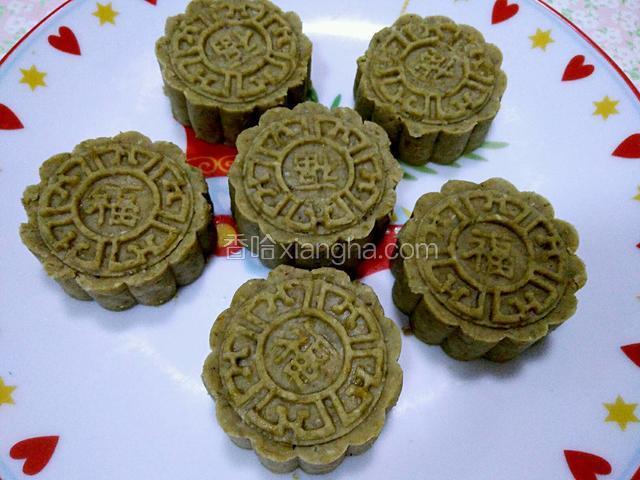 和打月饼一样做完所有的豆沙糕，然后放冷藏6小时以上