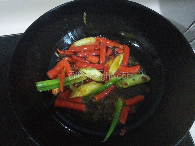 放入郫县豆瓣酱快速翻炒几下