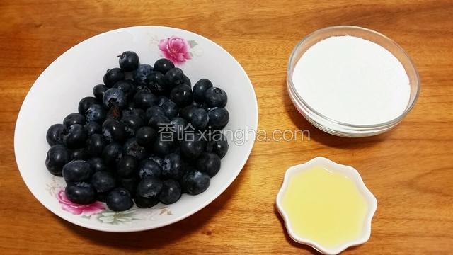 先准备蓝莓、白砂糖和柠檬汁